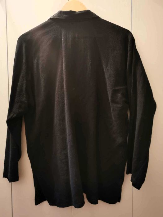 Camisa preta com atilhos