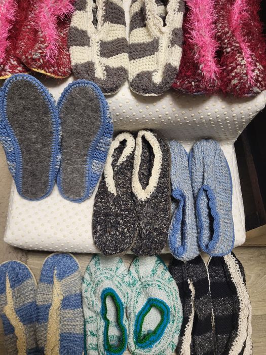 Продам вязание  тапочки, ручной работы размер 37,38, с подошвой.