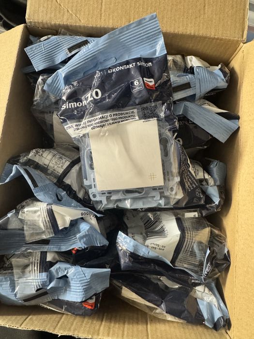 Osprzet Simon 10 bialy nowy