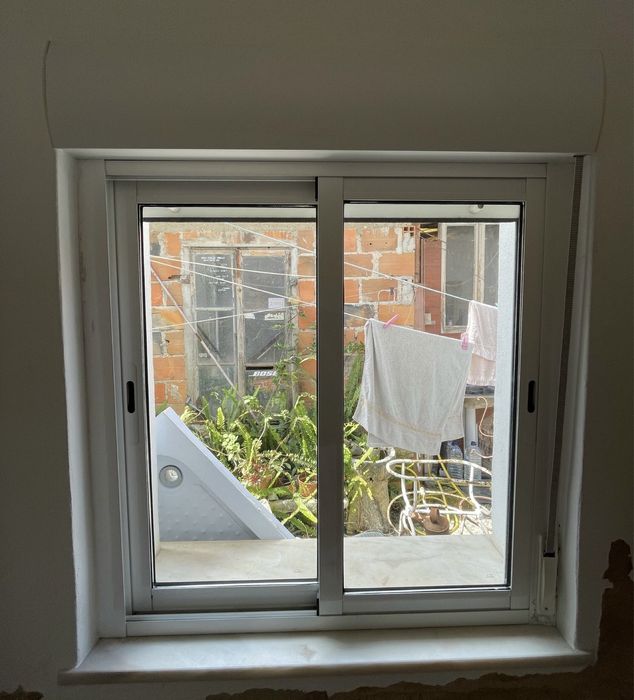 2 janelas aluminio com estores incorporados