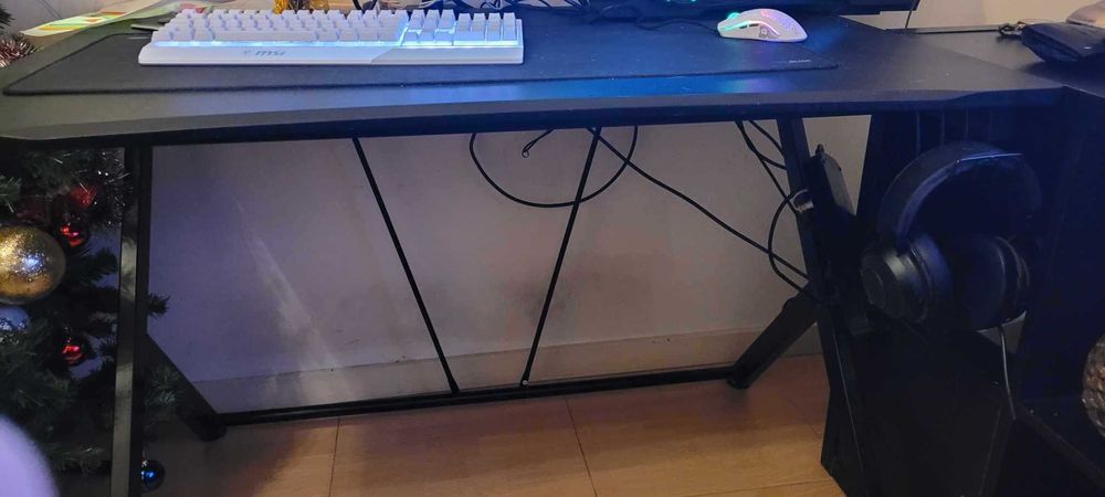 setup gamer com cadeira e  mesa