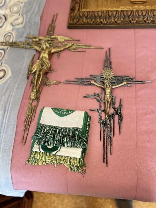 Estatuetas religiosas e quadros