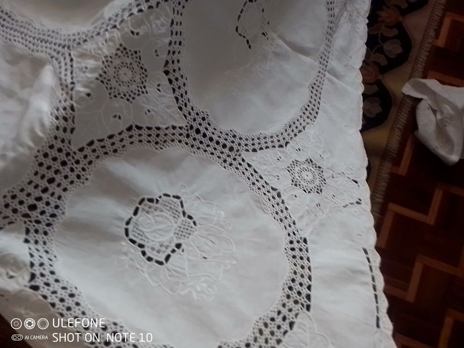 Toalha de mesa sala de jantar branca , bordada , nova.