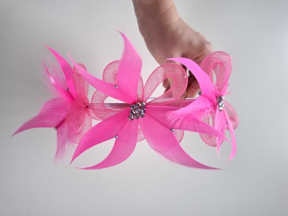 Fascynator w kolorze różu – ręcznie wykonany, na opasce