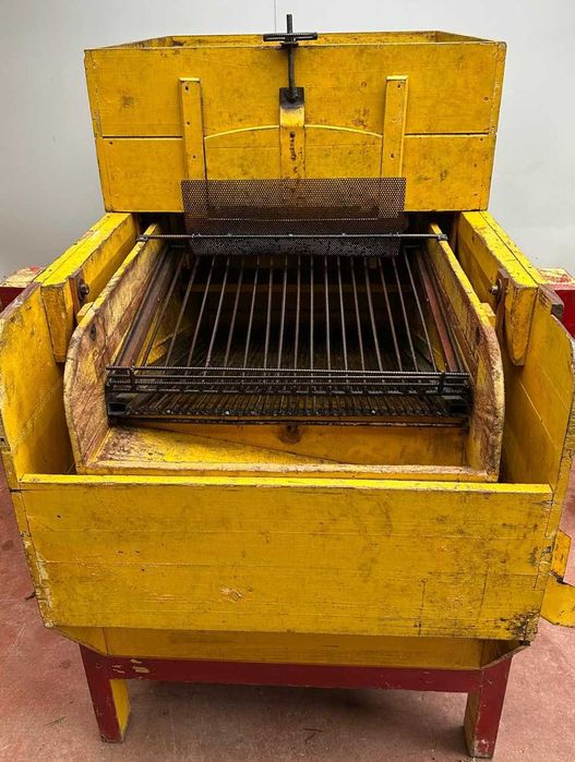 Maquina antiga de soprar sementes, azeitona, feijão etc