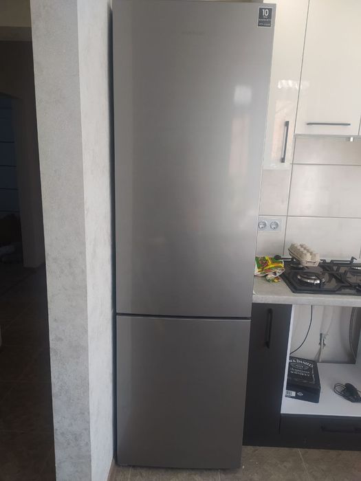 Холодильник Самсунг 185см. Был в использовании 3 месяца.