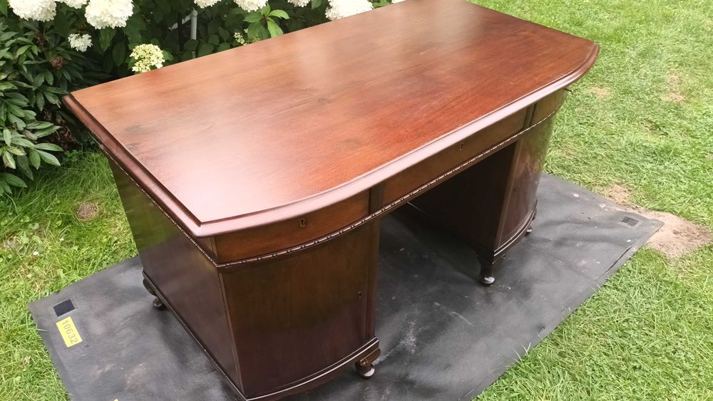 Stare masywne biurko dwustronne z drewna mahoniowego