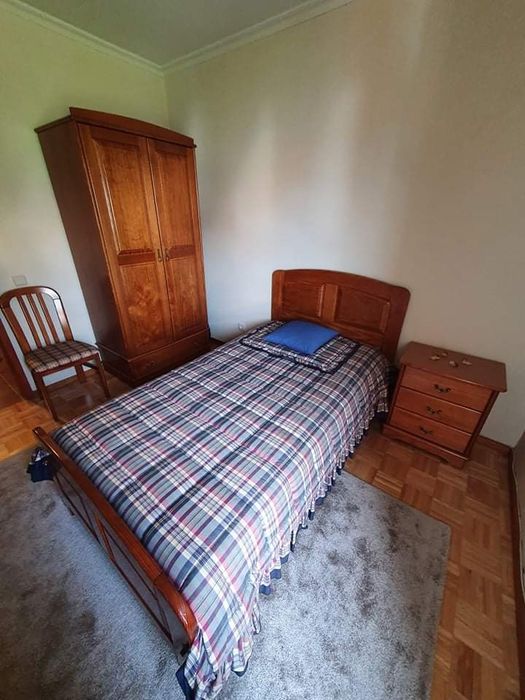 Quarto de solteiro completo pinho mel (como novo, ver fotos)