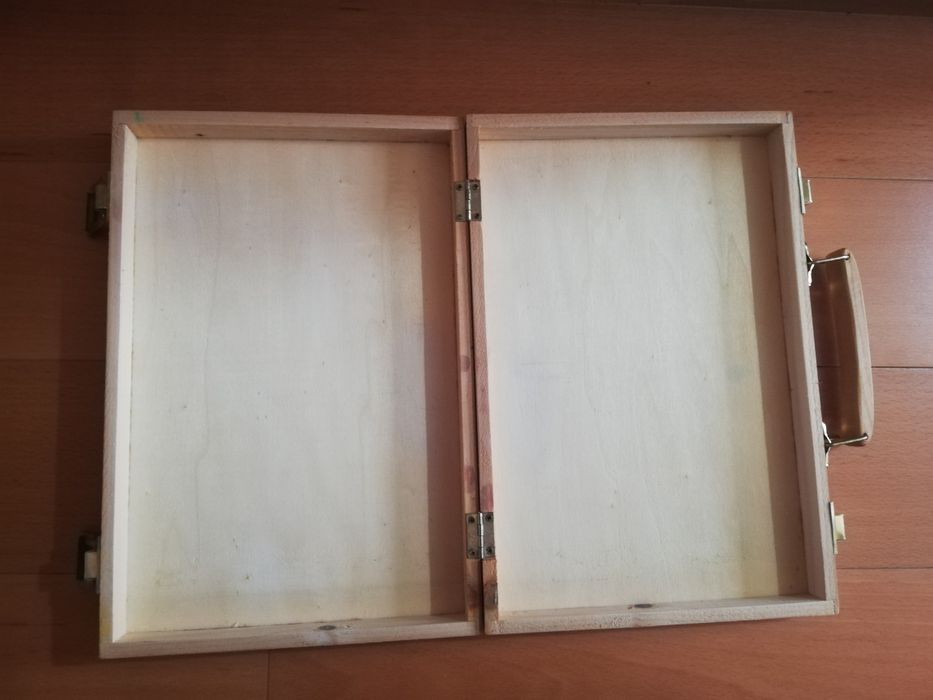 Caixa de madeira para material de pintura