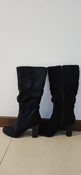 2 botas uma de 39 a outra 38