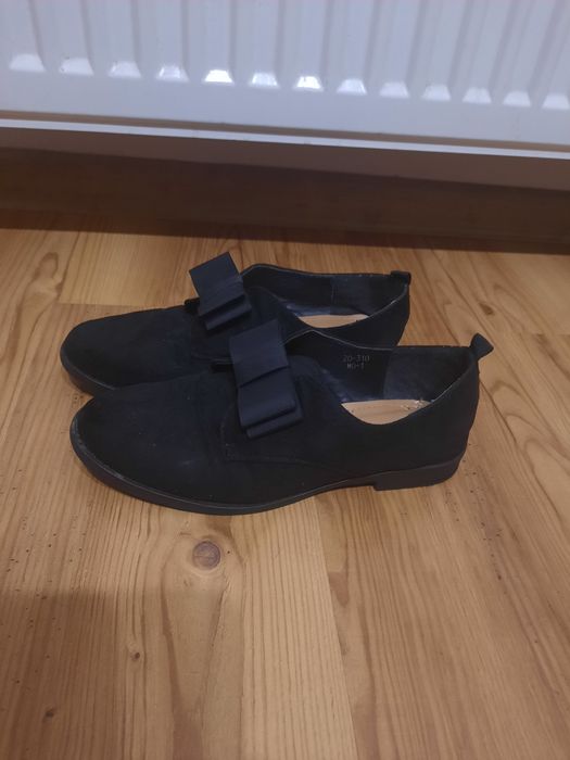 Buty damskie czarne z kokardką zamszowe
