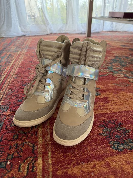 Buty z ukrytą koturną 40