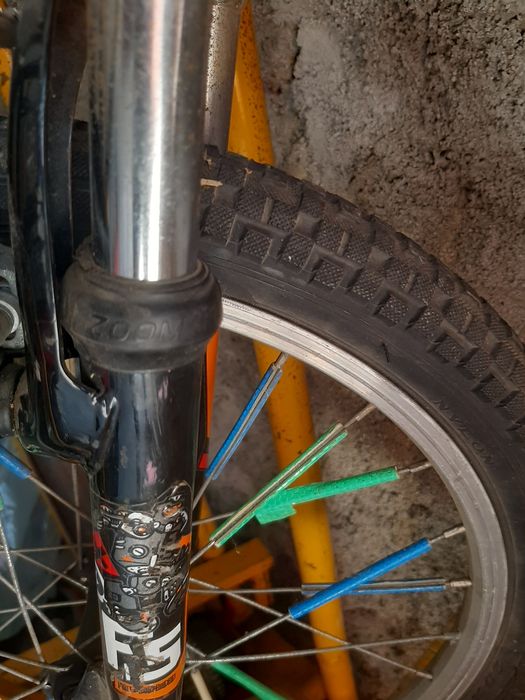 Bicicleta Criança até com suspensão à frente e a meio do quadro.