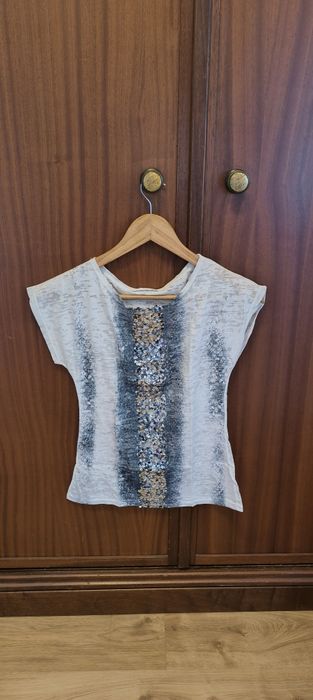 T-shirt com lantejoulas