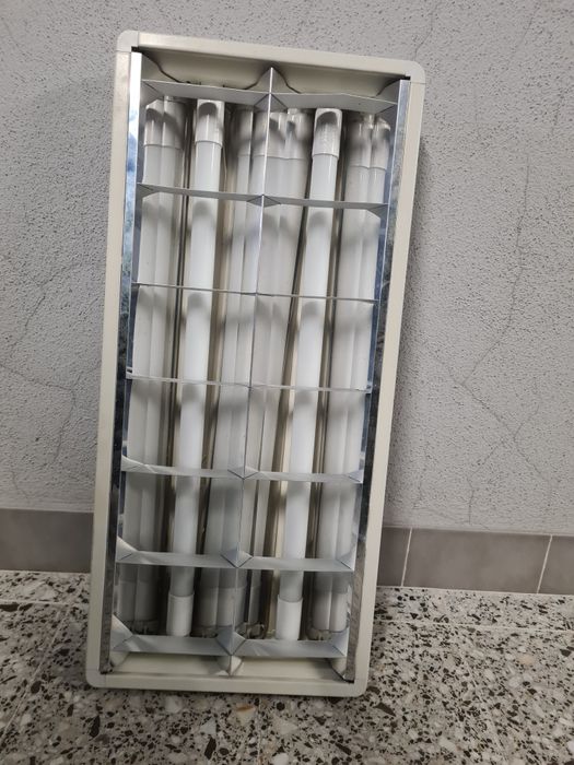 Conjunto de candeeiros  de tecto com lâmpadas.