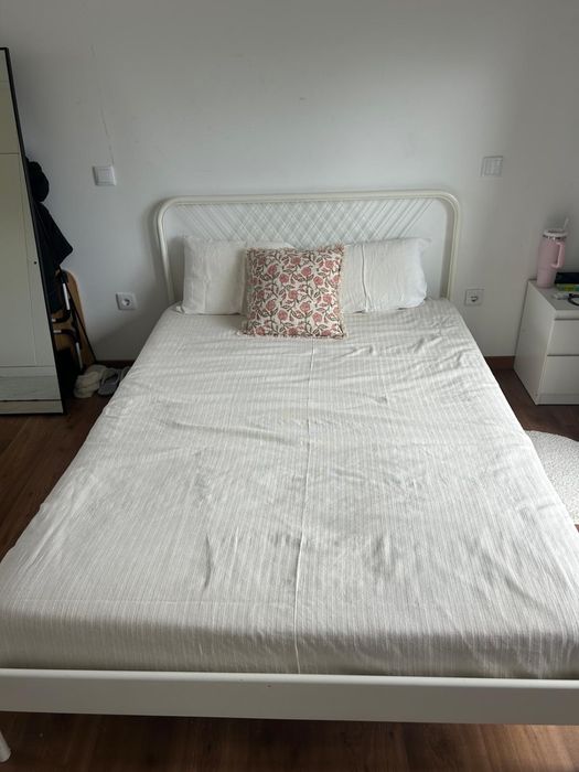 Cama em ferro Ikea