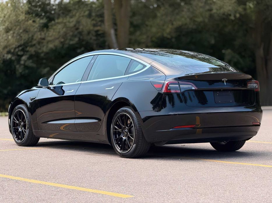 Tesla Model 3      2018