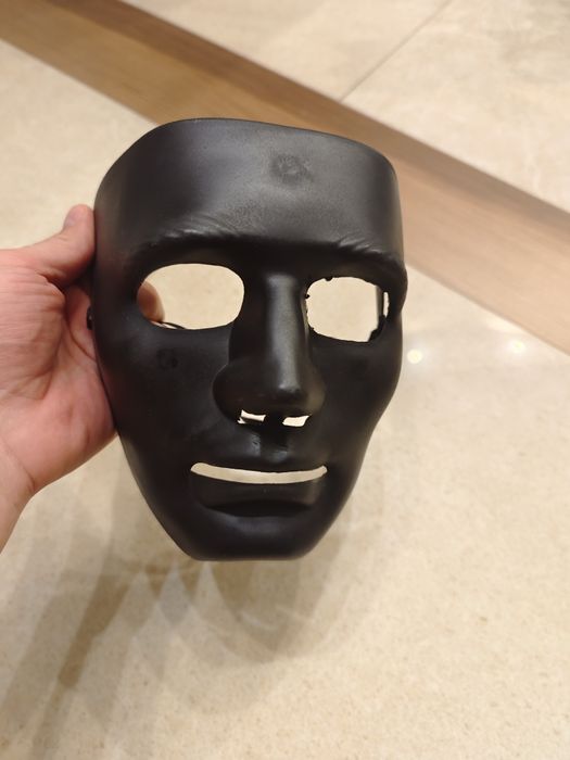 Czarna plastikowa maska dla osoby dorosłej
