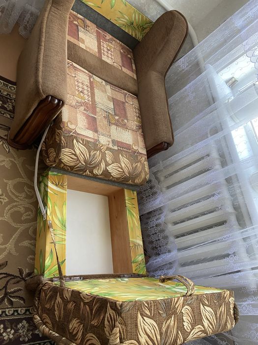 Продам два спальних крісла