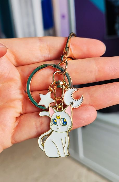 Sailor Moon - metalowy breloczek Kot Artemis.