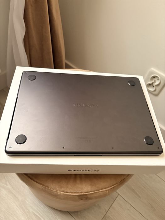 MacBook Pro M5 14” — 16 GB / 512 GB — jak nowy
