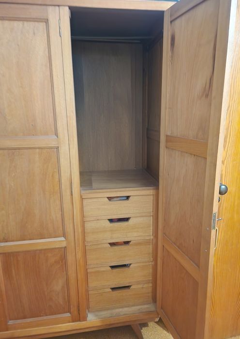 Guarda roupa de Madeira