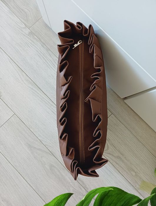 O Bag Standard, brązowy organizer z falbanką do torebki