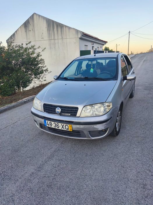 Fiat Punto 2004, Carro económico e confortável para o dia a dia. Encontra-se em bom estado geral, com 2 pneus novos.