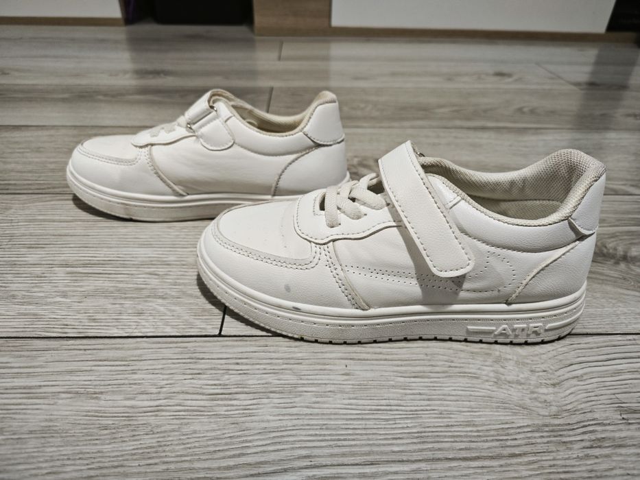 Białe adidaski chłopięce