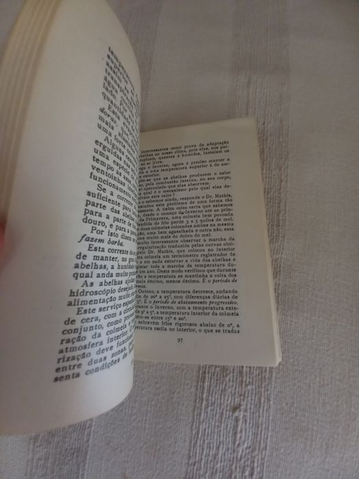 Livro antigo sobre as abelhas e o mel