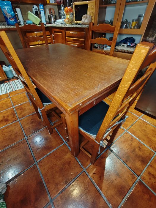Vendo mesa de jantar em madeira com 6 cadeiras