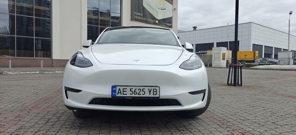 Tesla model Y 2024