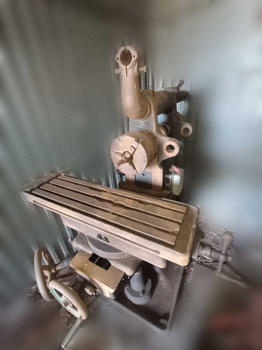 Duża frezerka do metalu, starszy model.