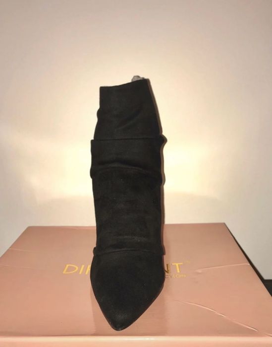Botas pretas novas