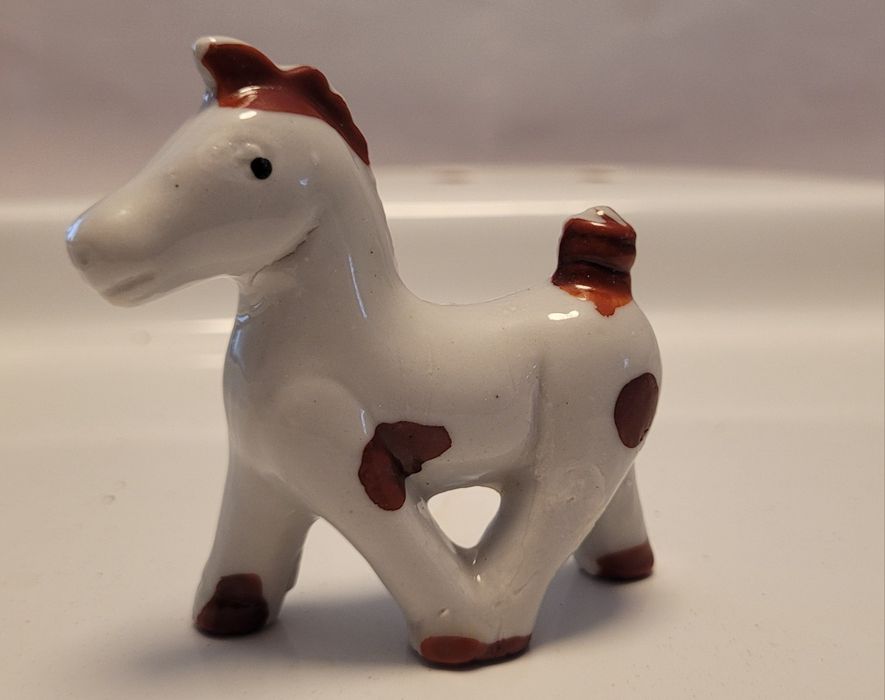 Ceramiczna figurka konika „Japan” – kolekcjonerska