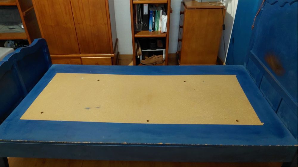 Cama single de madeira