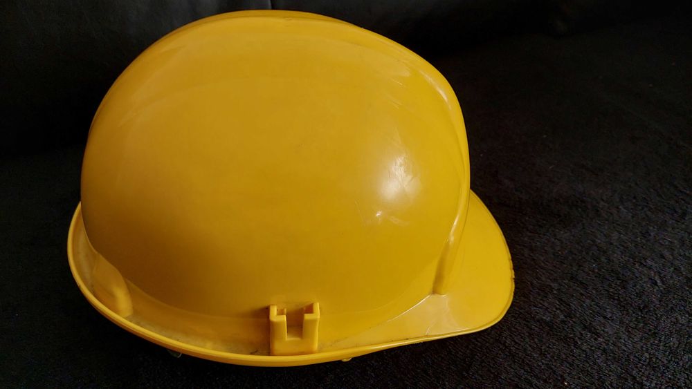 Capacete de proteção amarelo