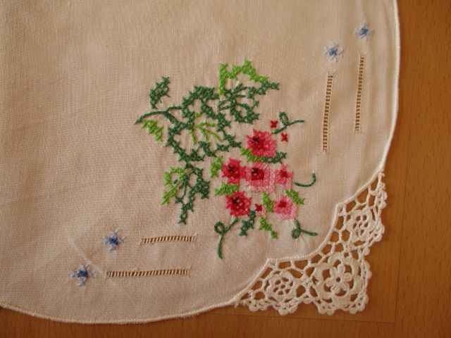 Toalha bordada [82 x 82 cm]