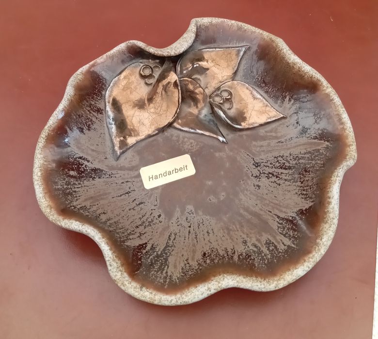 Ceramiczny asymetryczny talerz, biżuternik
