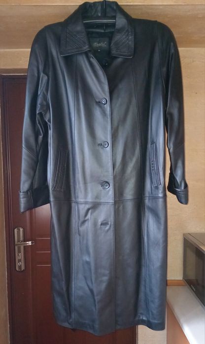 Черный кожаный плащ