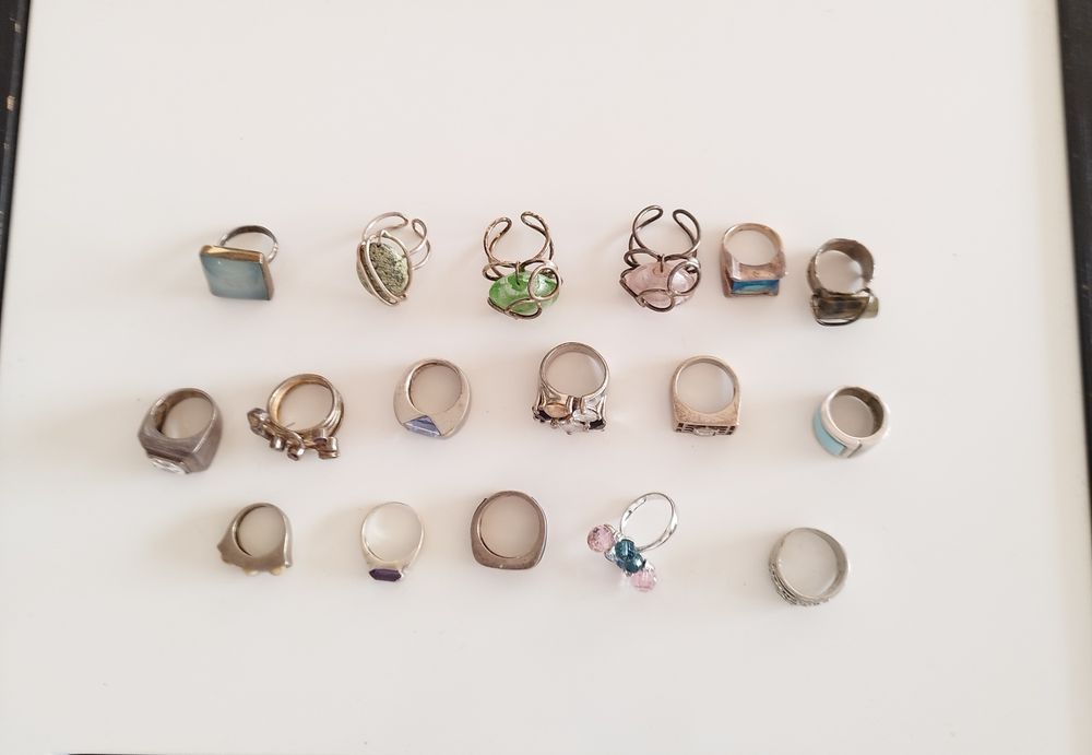 Anéis em prata são vendidos ao peso  por 2€ a grama