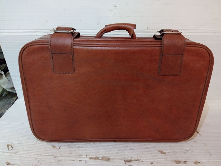 Продаю чемодан валізу в доброму стані колір коричневий