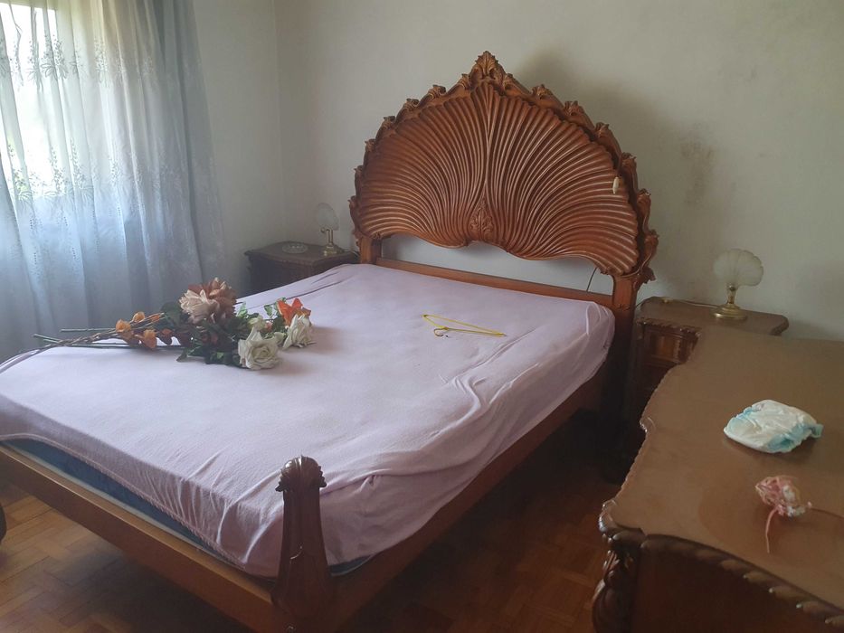 Diversos móveis antigos