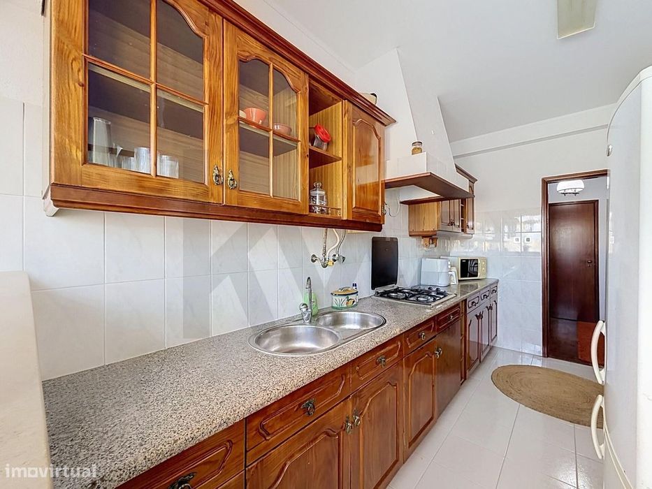 Apartamento T2 com Boa Luz Natural e Marquise | Peniche