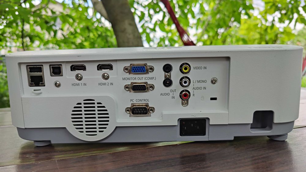 Продам почти новый японский проектор NEC Me331w (3LCD, до fullhd)