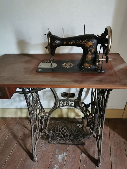 Máquina de costura muito antiga PFAF