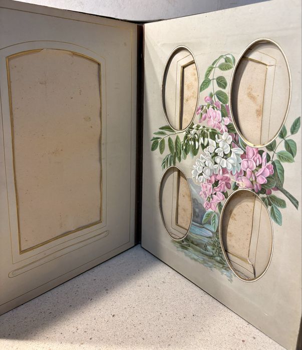 Lindo antigo album de fotografias Arte Nova em couro embossado e decorado com páginas parcialmente com motivos florais