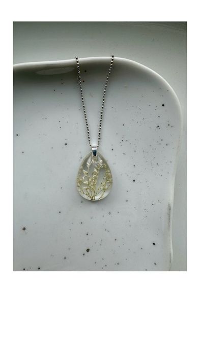 Zawieszka „brindille fleur blanche” biżuteria handmade żywica srebro