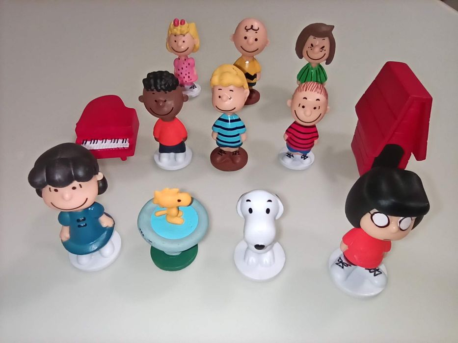 12 bonecos de Desenhos Charlie Brown e Snoopy
