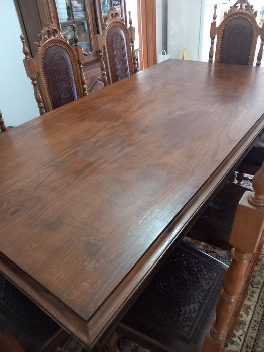 Mesa e cadeiras de madeira antigas